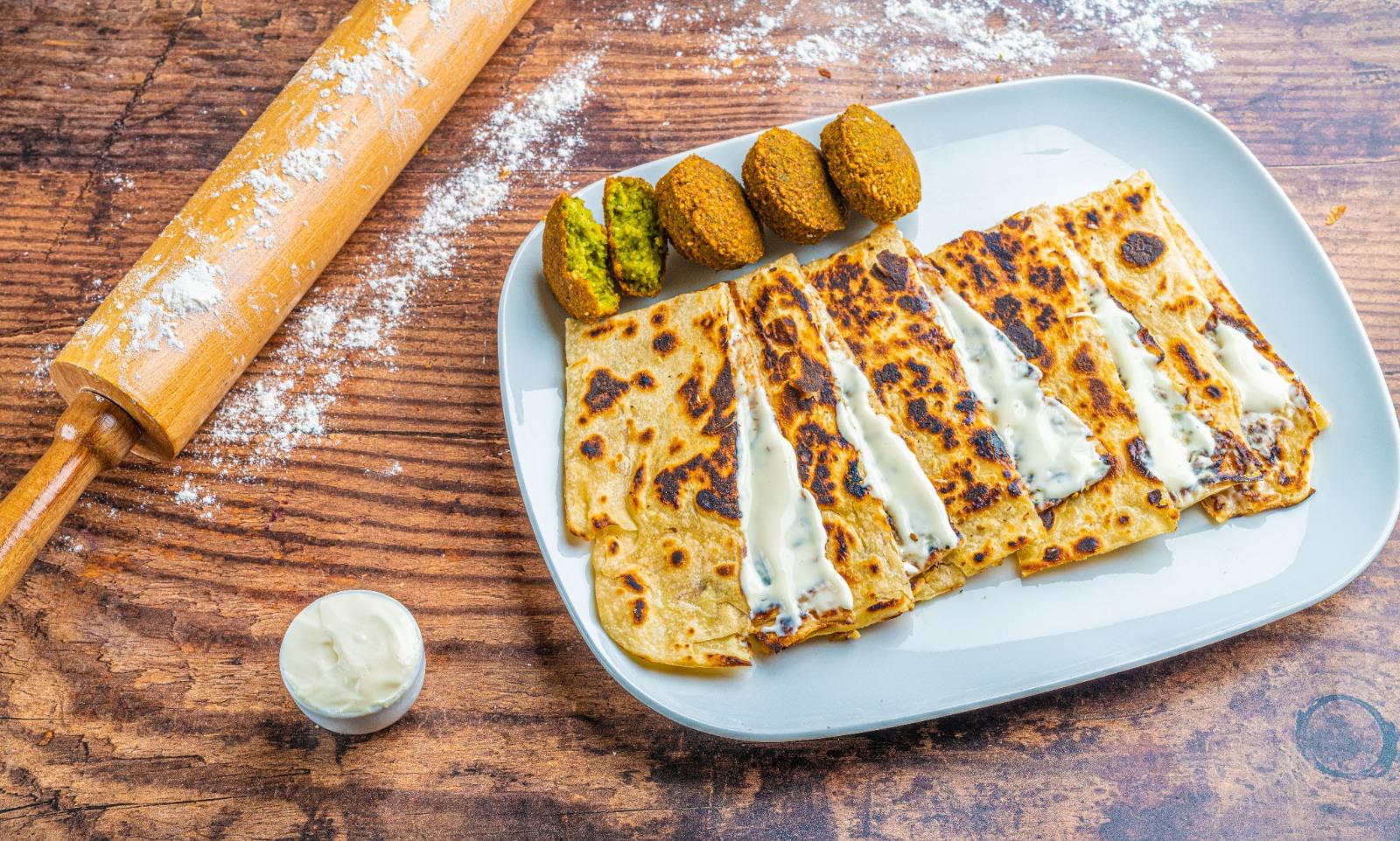 معطف فلافل وجبنة